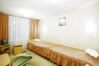 Отель Гостиница Профсоюзная Чернигов Стандартный двухместный номер с 2 отдельными кроватями-5